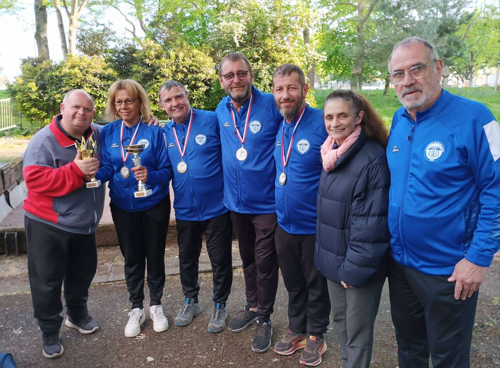 David Reybier et Evelyne Ciriegi, aux côtés de nos Champions Régionaux I.D.F. 2026 de Sport-Boules 'Lyonnaises" Handisports Sourds.<br />
Zohra, Henri, Éric, Florent et Jean-Louis.